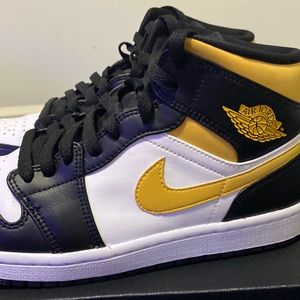 Jordan 1s black yellow